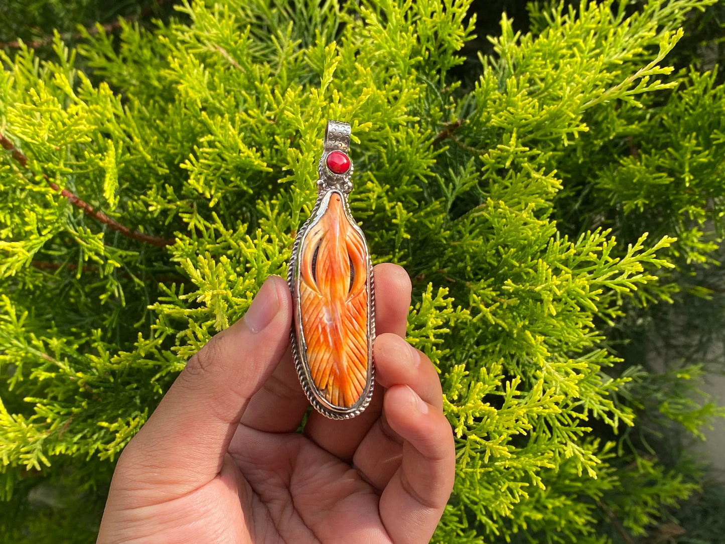 Natural Beauty: Spiny Oyster Pendant for Fashion and Healing, Pendant for daily wear, Coral adorned unisex pendant with healing energy.