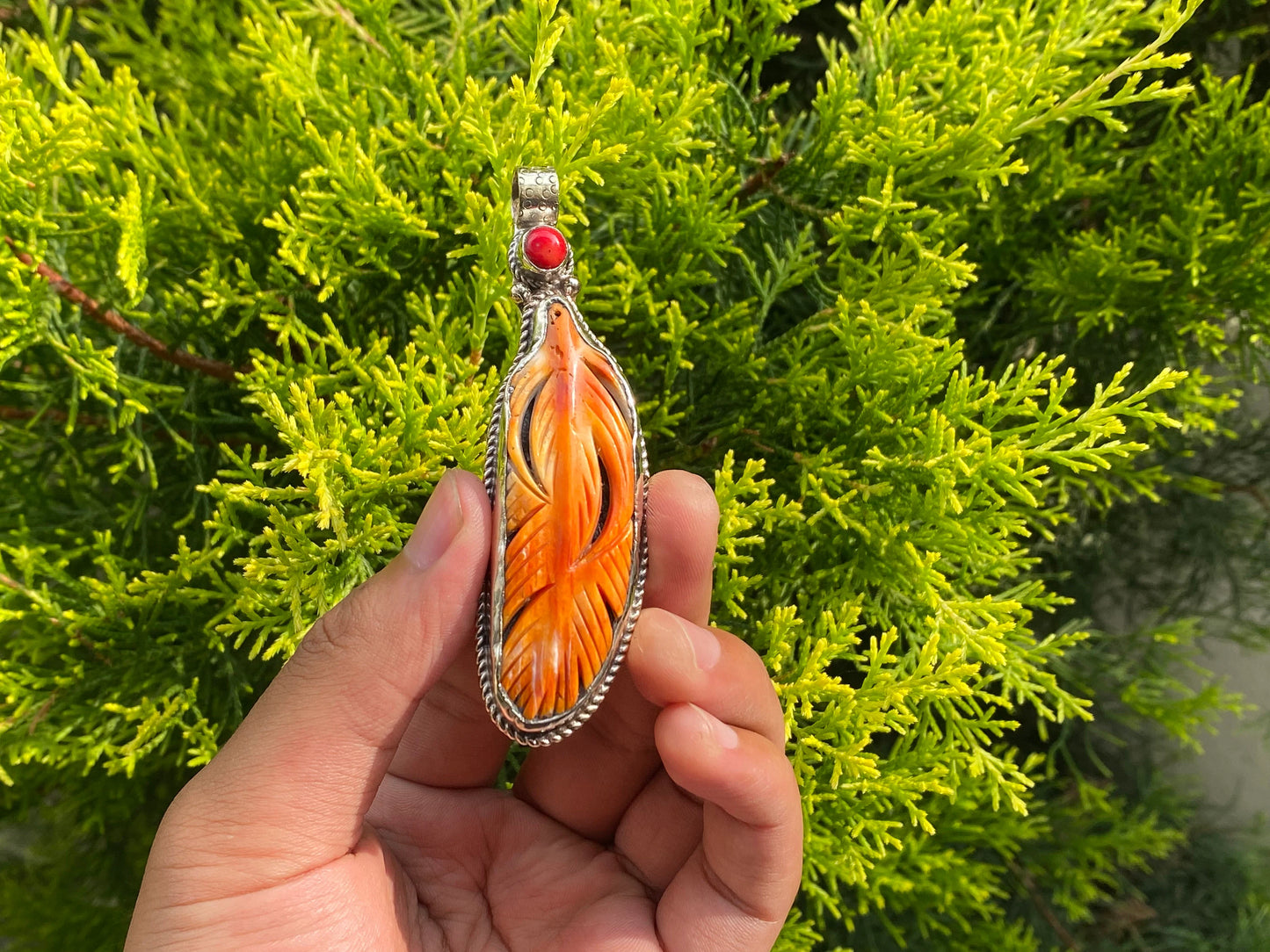 Natural Beauty: Spiny Oyster Pendant for Fashion and Healing, Pendant for daily wear, Coral adorned unisex pendant with healing energy.