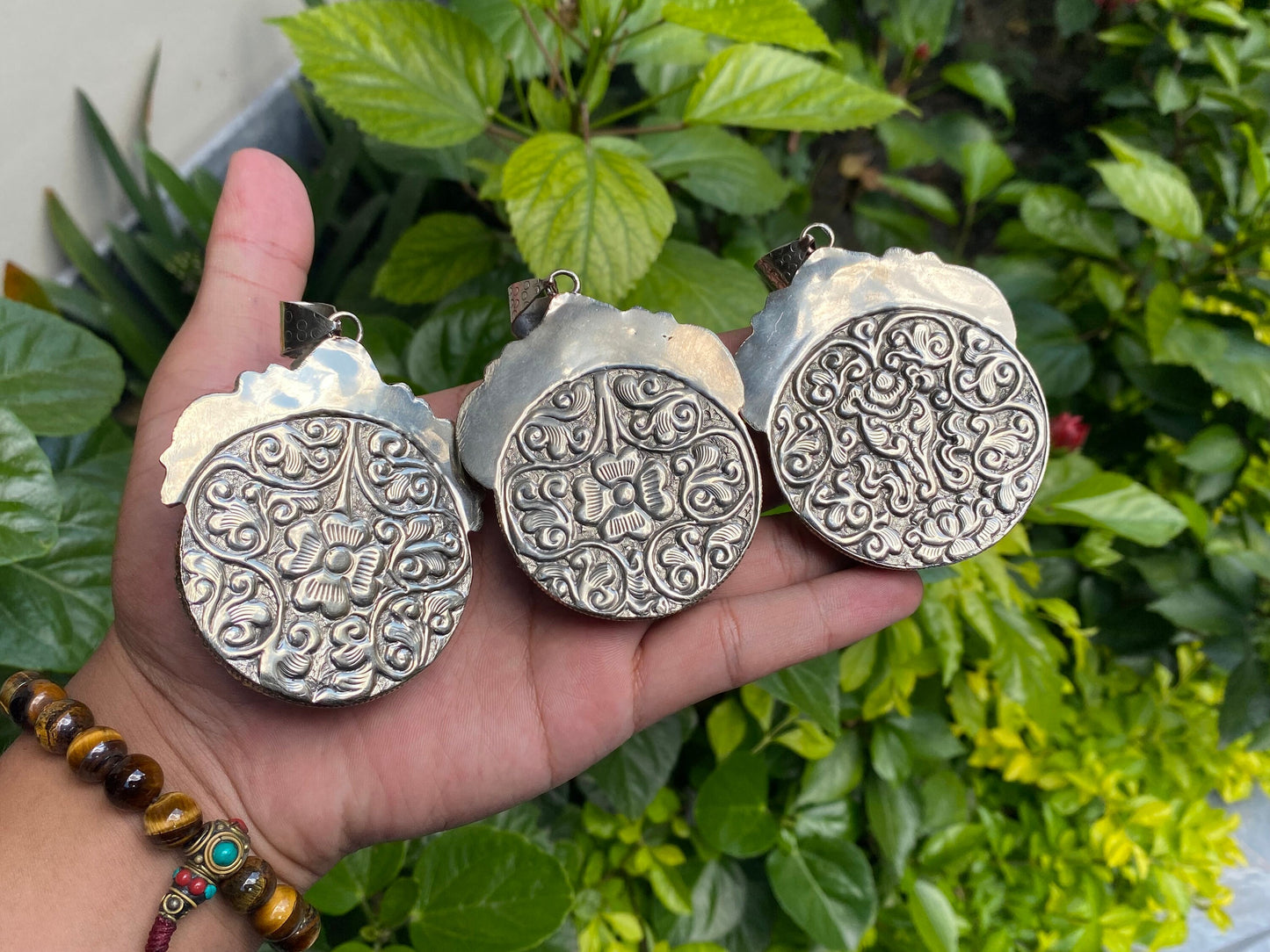 Unique Gift Idea: Ocean-Inspired Spiny Orange Oyster Pendant with Raw Lapis, Handmade Pendant, Hammered Floral design, Daily wear Pendant.