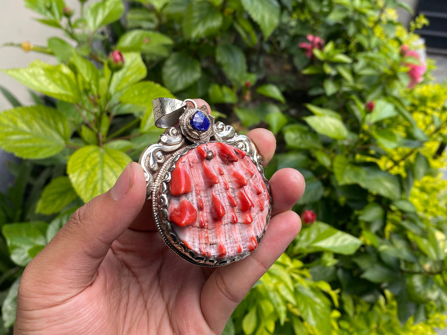 Unique Gift Idea: Ocean-Inspired Spiny Orange Oyster Pendant with Raw Lapis, Handmade Pendant, Hammered Floral design, Daily wear Pendant.