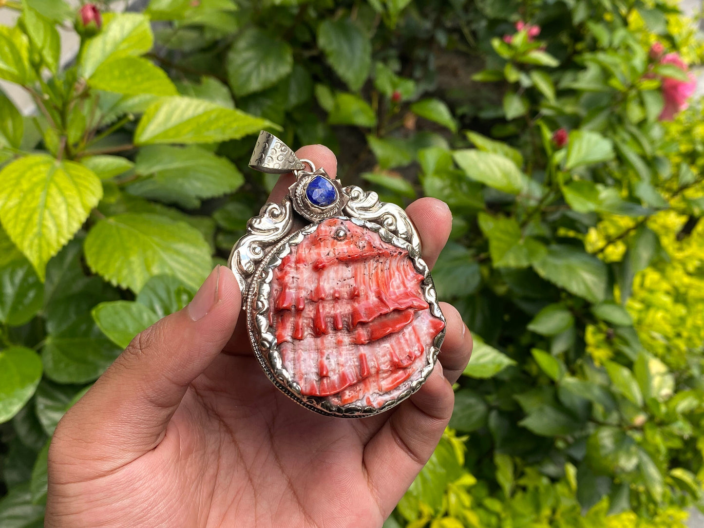 Unique Gift Idea: Ocean-Inspired Spiny Orange Oyster Pendant with Raw Lapis, Handmade Pendant, Hammered Floral design, Daily wear Pendant.