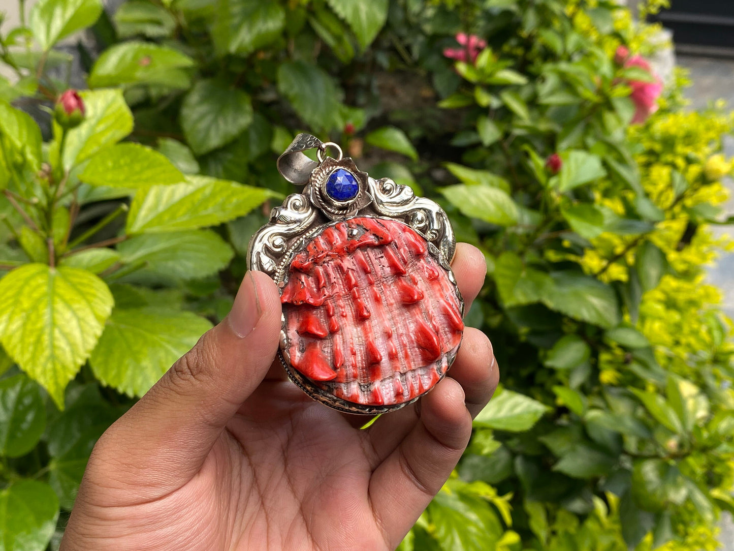 Unique Gift Idea: Ocean-Inspired Spiny Orange Oyster Pendant with Raw Lapis, Handmade Pendant, Hammered Floral design, Daily wear Pendant.