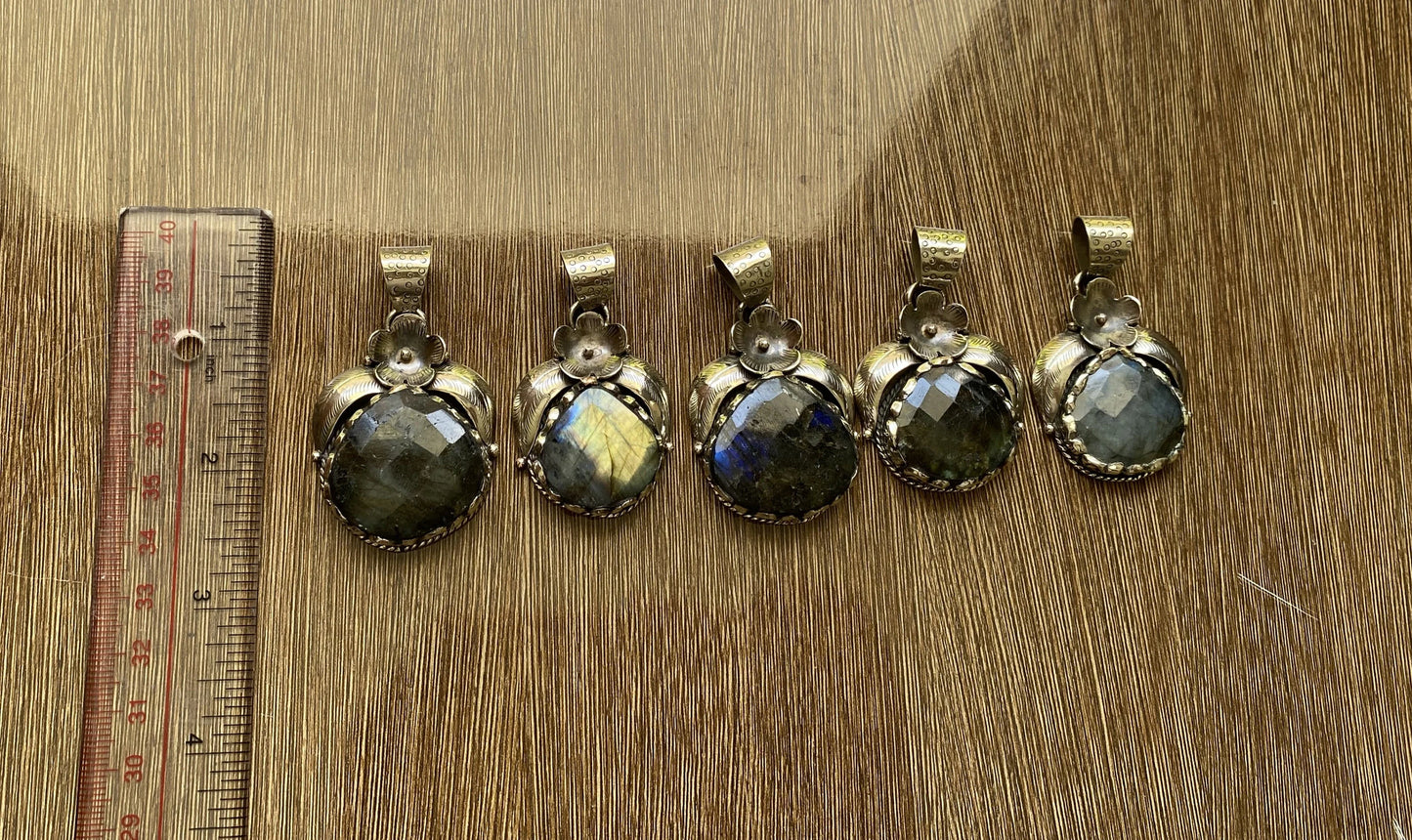 Unique Labradorite Pendant: Oval Shaped Gemstone Jewelry Crafted in Nepal, Unisex Design, Aesthetic pendant, Stylish gift, Natural Gemstone.