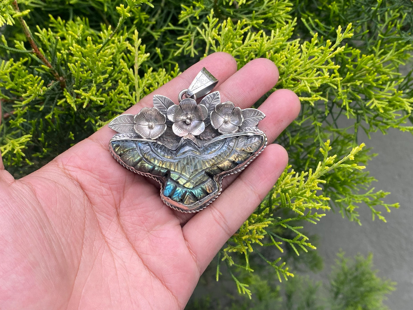 Elegant Eagle Shaped Labradorite Pendant for Daily Wear, Unique Labradorite Pendant with Floral Design, Unisex Pendant, Healing pendant.