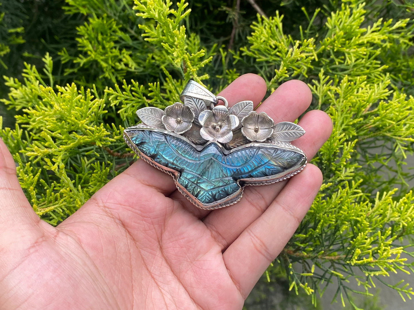 Elegant Eagle Shaped Labradorite Pendant for Daily Wear, Unique Labradorite Pendant with Floral Design, Unisex Pendant, Healing pendant.
