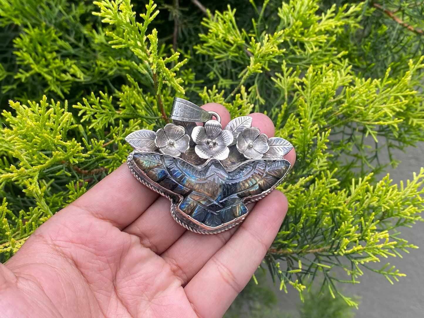 Elegant Eagle Shaped Labradorite Pendant for Daily Wear, Unique Labradorite Pendant with Floral Design, Unisex Pendant, Healing pendant.