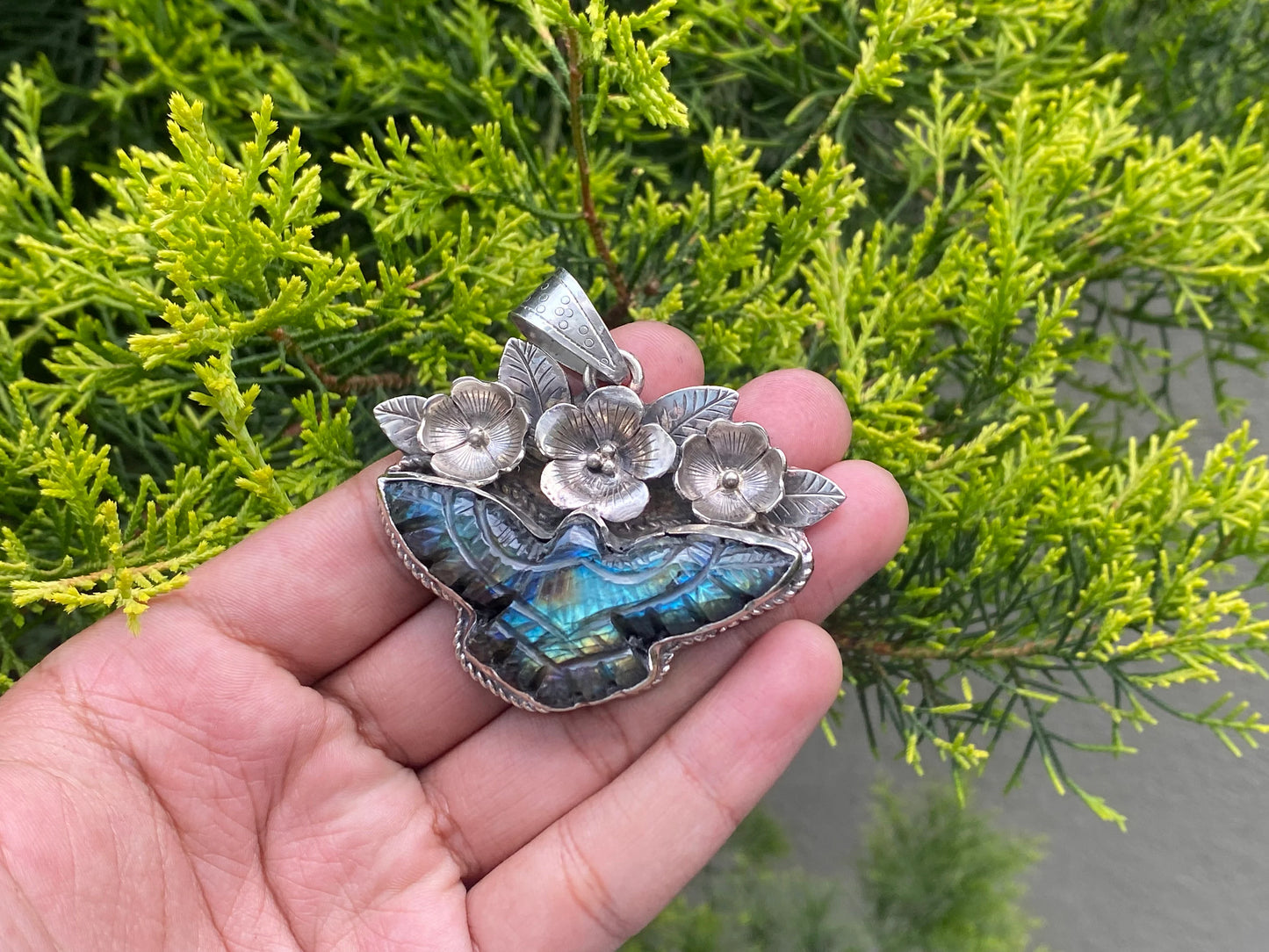 Elegant Eagle Shaped Labradorite Pendant for Daily Wear, Unique Labradorite Pendant with Floral Design, Unisex Pendant, Healing pendant.
