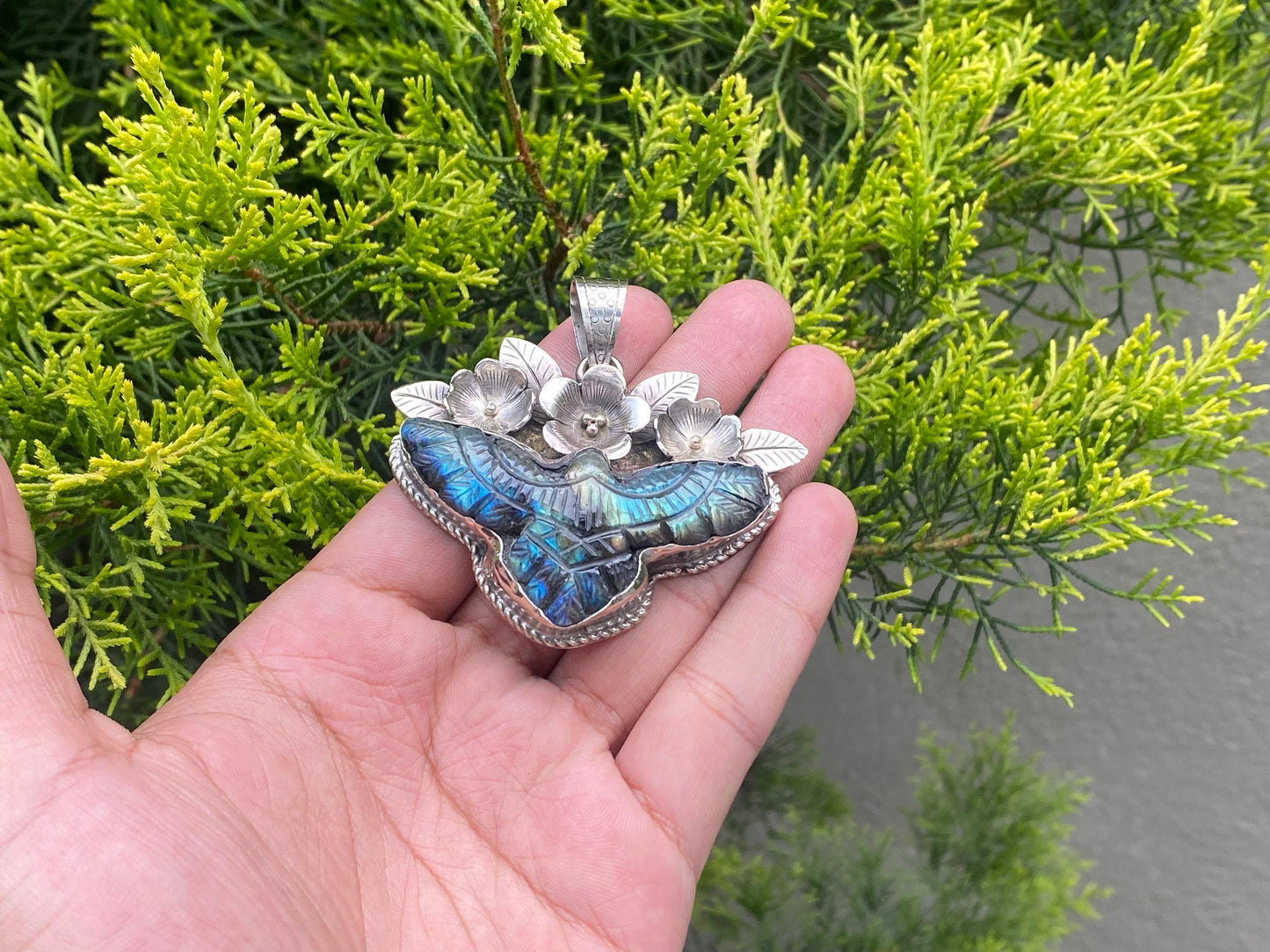 Elegant Eagle Shaped Labradorite Pendant for Daily Wear, Unique Labradorite Pendant with Floral Design, Unisex Pendant, Healing pendant.