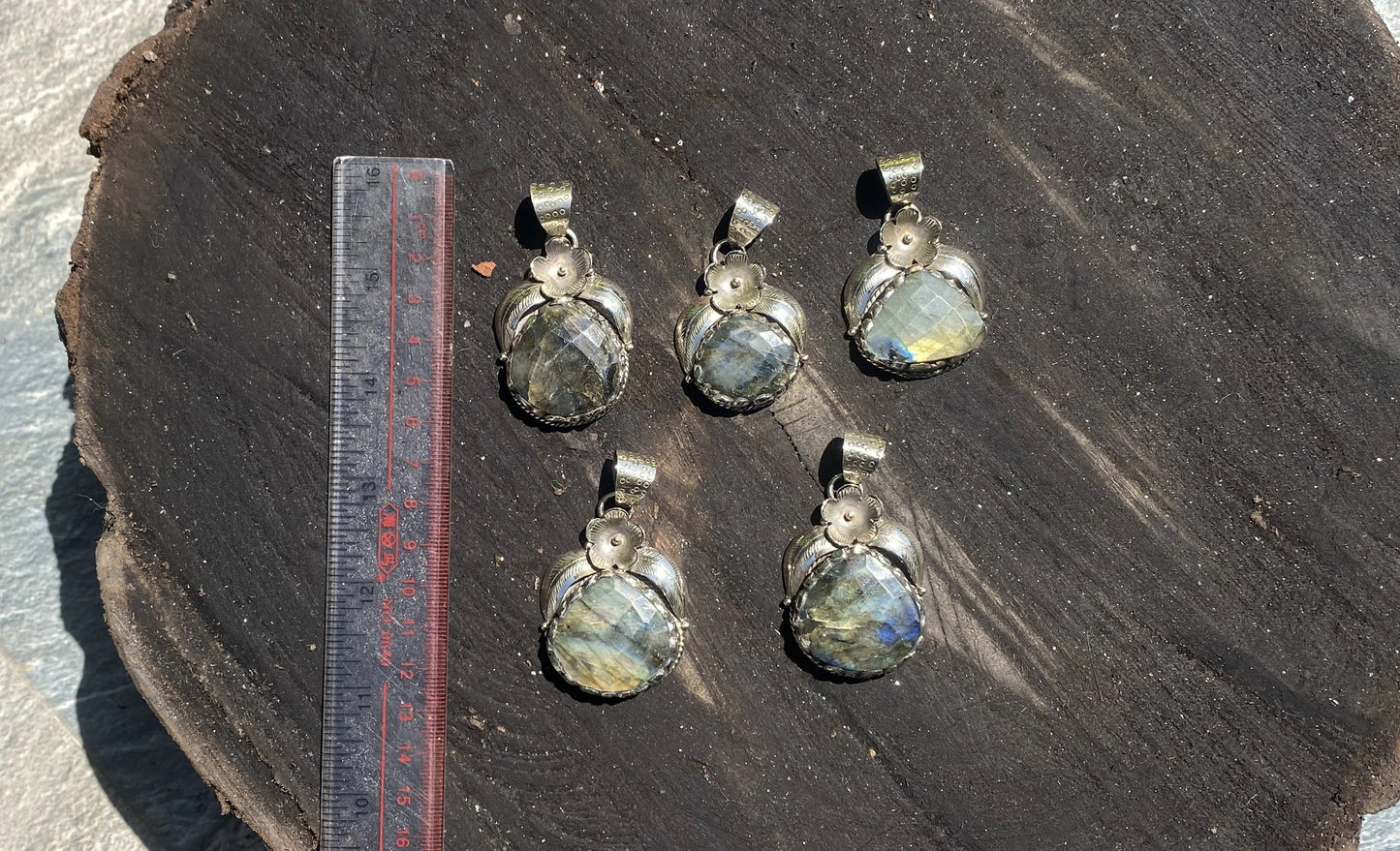 Unisex Boho Pendant for Daily Wear and Healing, Vintage-Style Bohemian Pendant, Rustic Bohemian Pendant, Natural Labradorite Tibetan Silver.