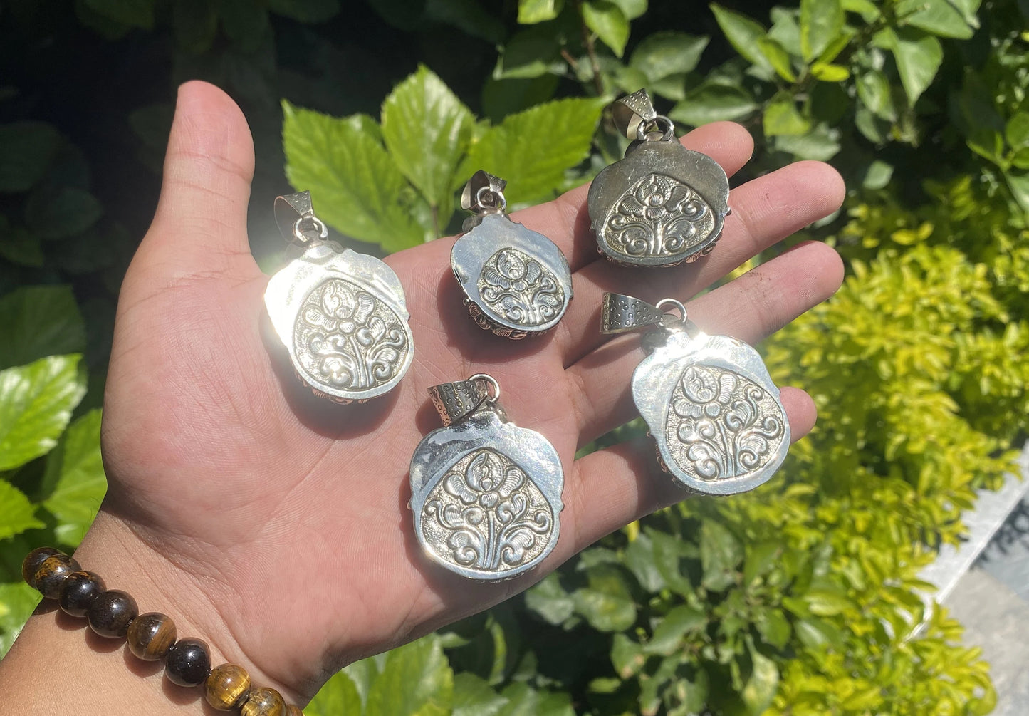 Unisex Boho Pendant for Daily Wear and Healing, Vintage-Style Bohemian Pendant, Rustic Bohemian Pendant, Natural Labradorite Tibetan Silver.
