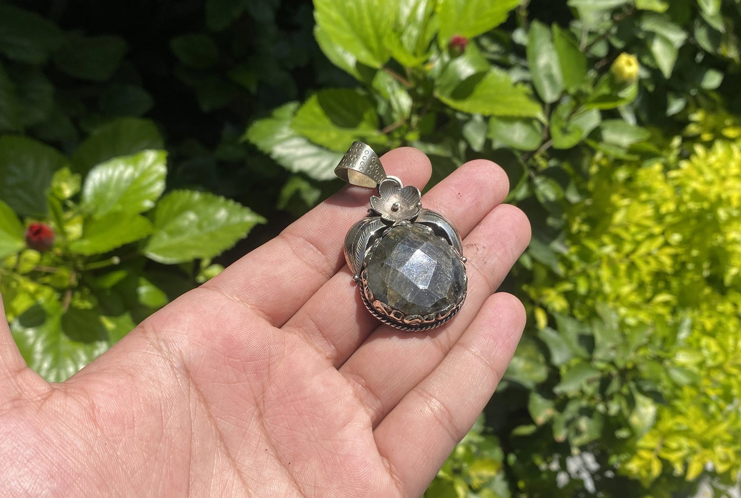 Unisex Boho Pendant for Daily Wear and Healing, Vintage-Style Bohemian Pendant, Rustic Bohemian Pendant, Natural Labradorite Tibetan Silver.