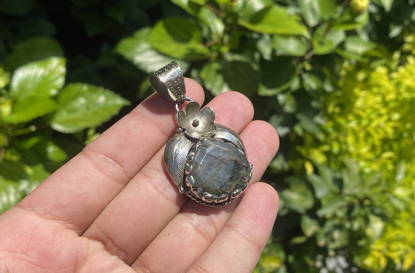 Unisex Boho Pendant for Daily Wear and Healing, Vintage-Style Bohemian Pendant, Rustic Bohemian Pendant, Natural Labradorite Tibetan Silver.