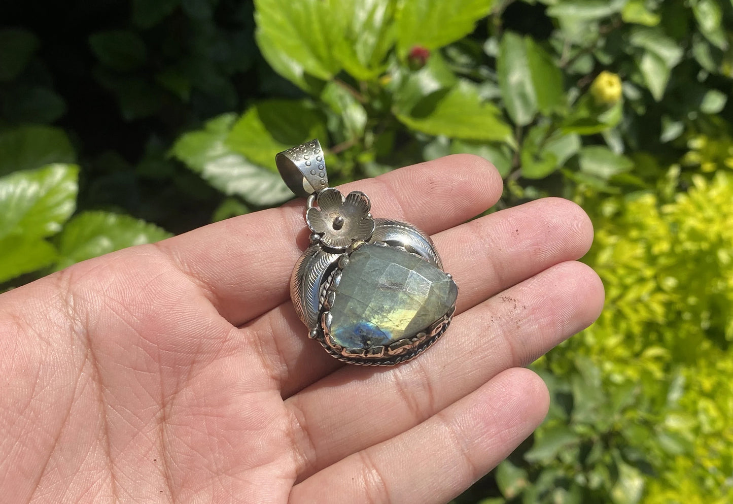 Unisex Boho Pendant for Daily Wear and Healing, Vintage-Style Bohemian Pendant, Rustic Bohemian Pendant, Natural Labradorite Tibetan Silver.