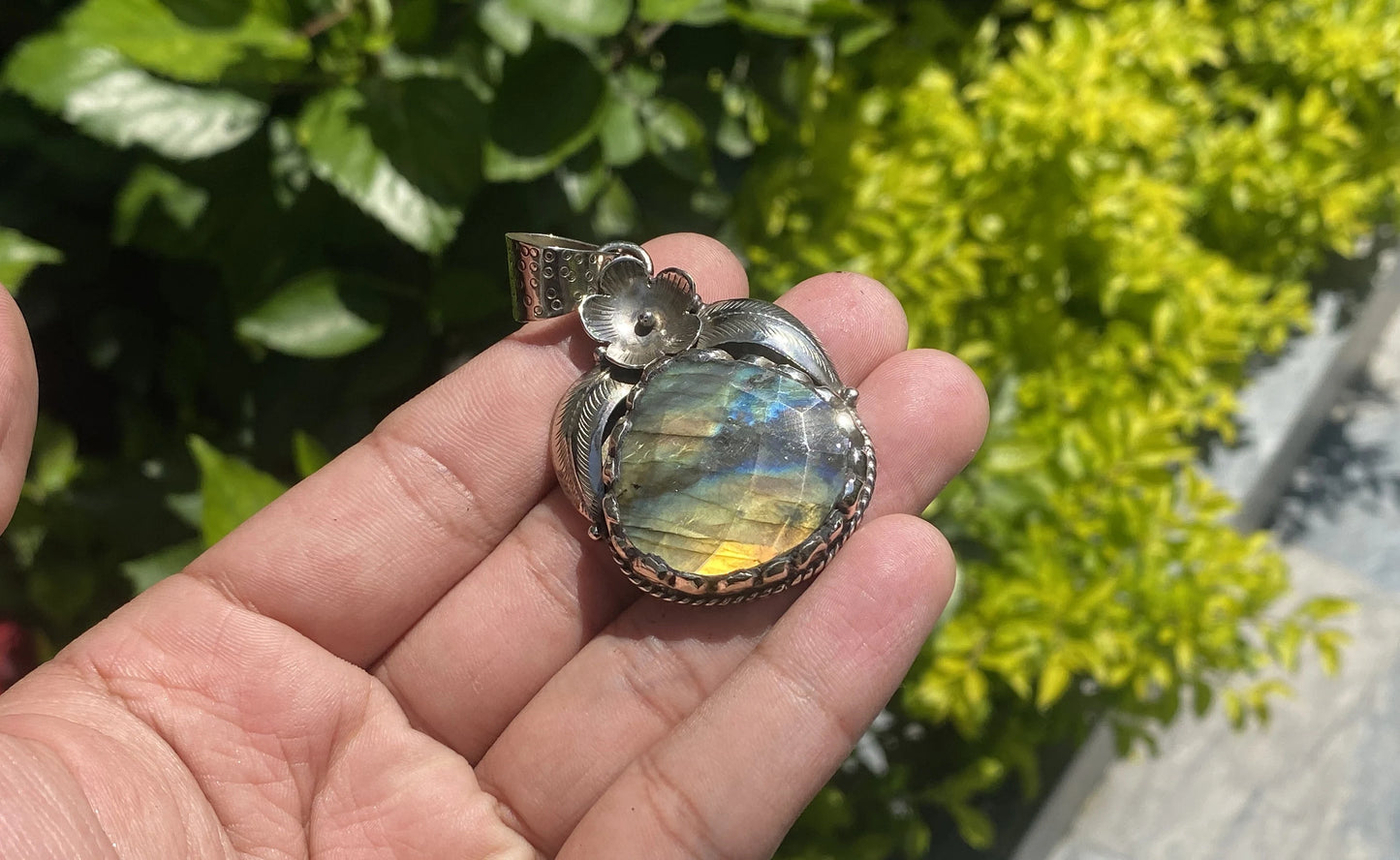 Unisex Boho Pendant for Daily Wear and Healing, Vintage-Style Bohemian Pendant, Rustic Bohemian Pendant, Natural Labradorite Tibetan Silver.