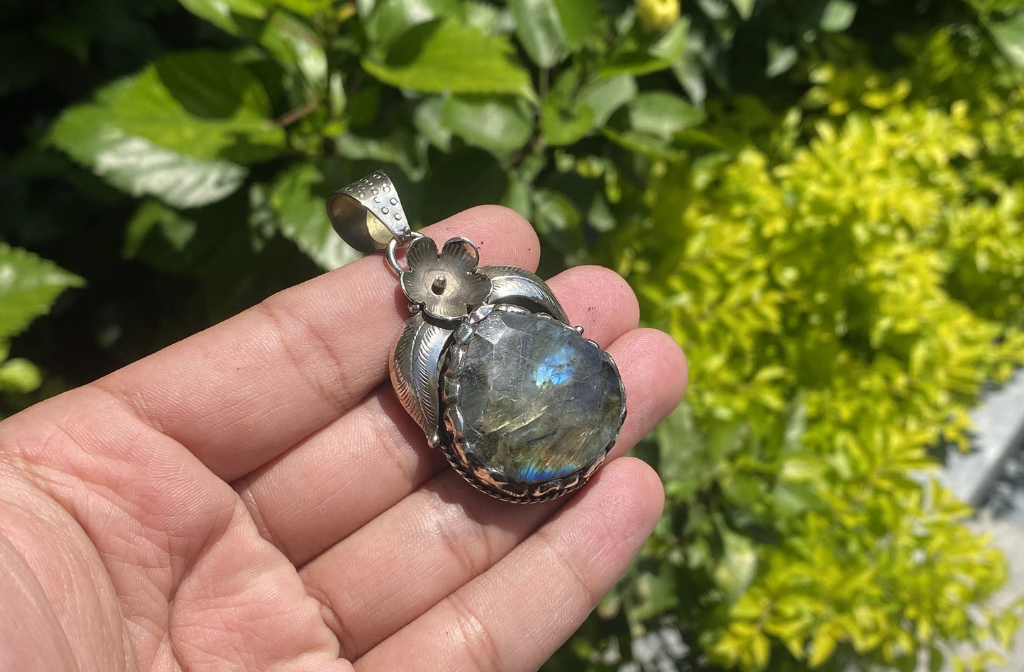 Unisex Boho Pendant for Daily Wear and Healing, Vintage-Style Bohemian Pendant, Rustic Bohemian Pendant, Natural Labradorite Tibetan Silver.