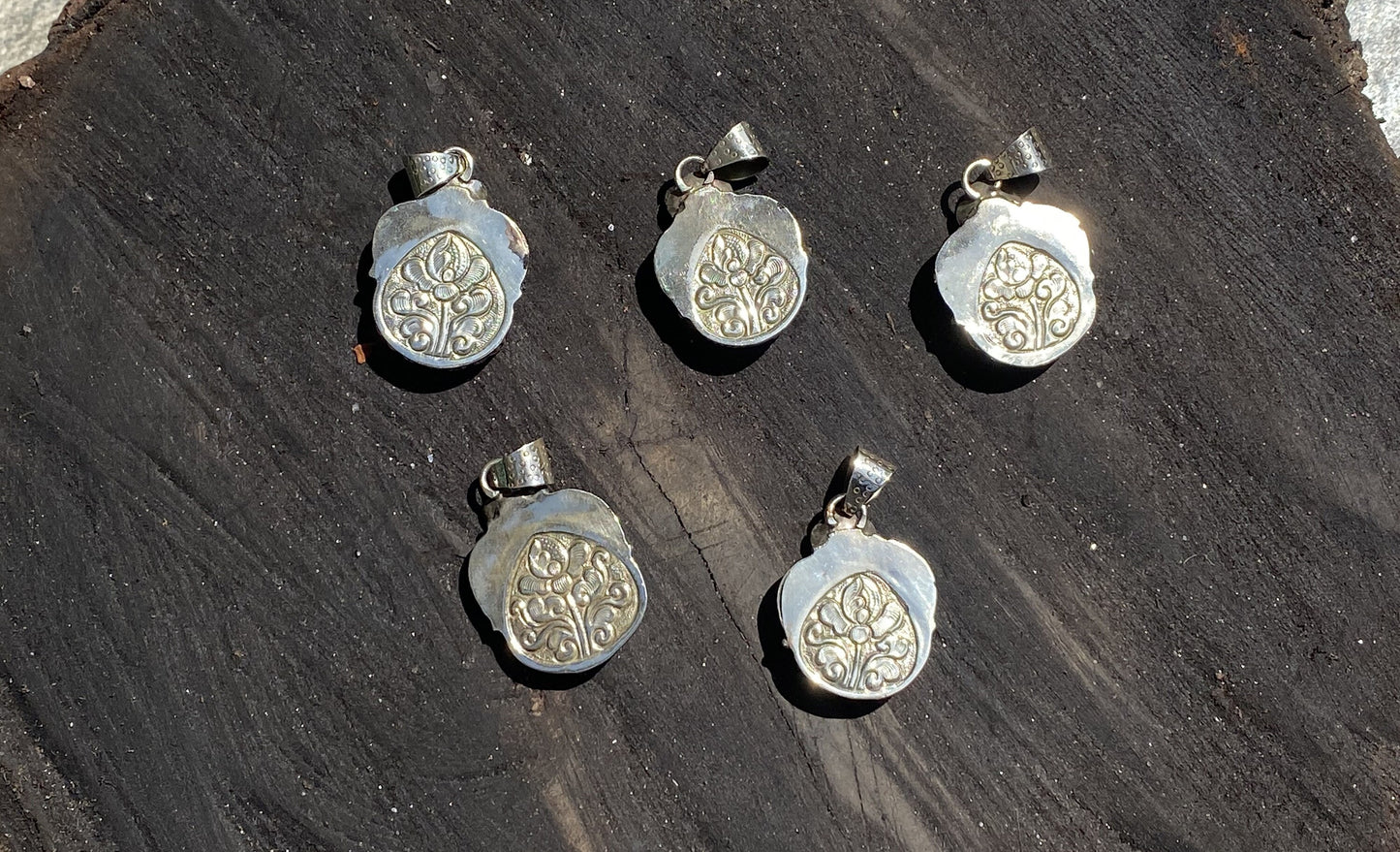 Unisex Floral-Themed Labradorite Pendant, Oval Shaped Pendant, Hammered Tibetan Silver Details, Healing Energy, Daily wear Unique Pendant.