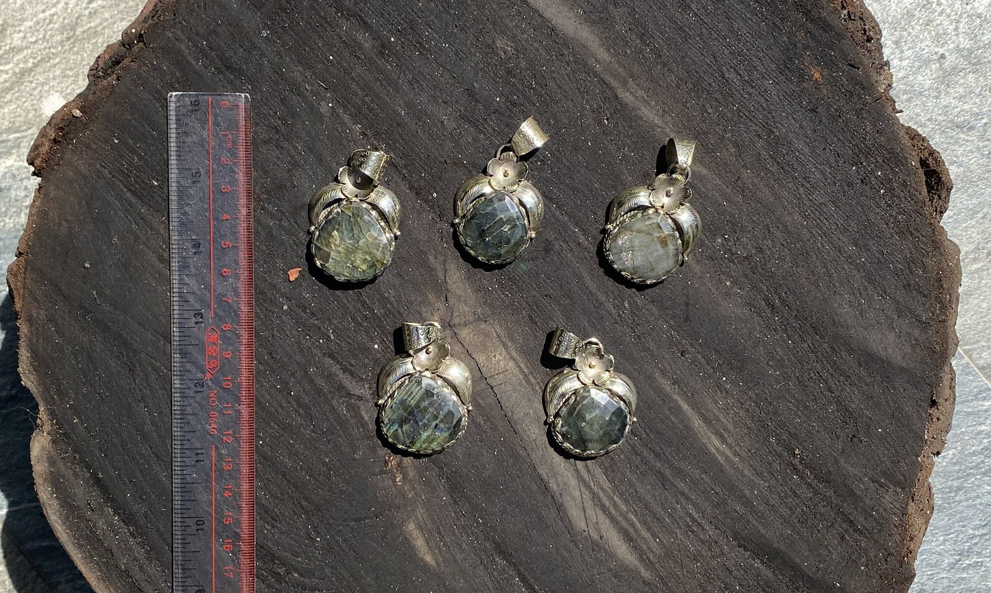 Unisex Floral-Themed Labradorite Pendant, Oval Shaped Pendant, Hammered Tibetan Silver Details, Healing Energy, Daily wear Unique Pendant.