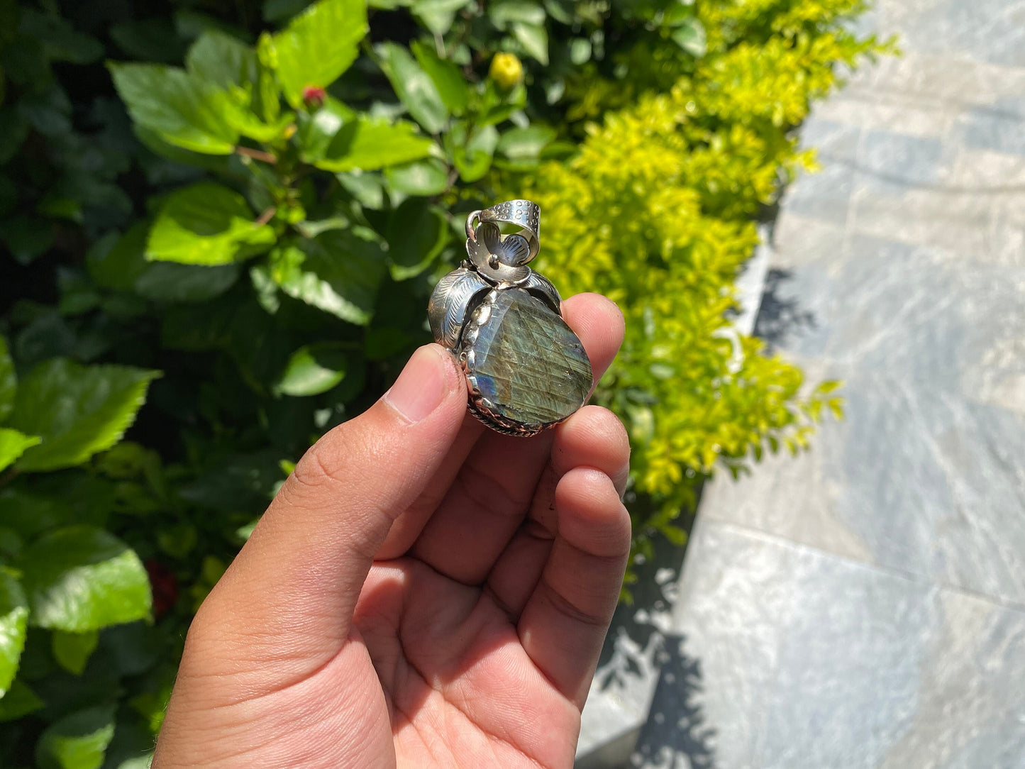 Unisex Floral-Themed Labradorite Pendant, Oval Shaped Pendant, Hammered Tibetan Silver Details, Healing Energy, Daily wear Unique Pendant.
