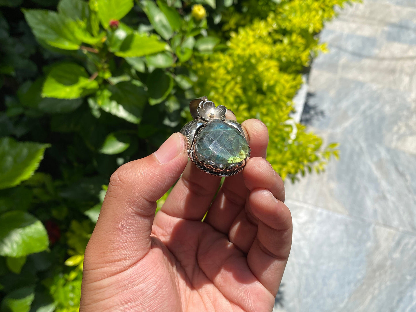 Unisex Floral-Themed Labradorite Pendant, Oval Shaped Pendant, Hammered Tibetan Silver Details, Healing Energy, Daily wear Unique Pendant.