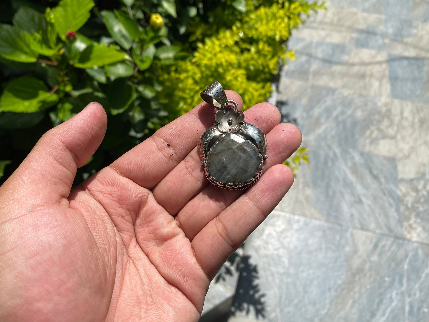 Unisex Floral-Themed Labradorite Pendant, Oval Shaped Pendant, Hammered Tibetan Silver Details, Healing Energy, Daily wear Unique Pendant.