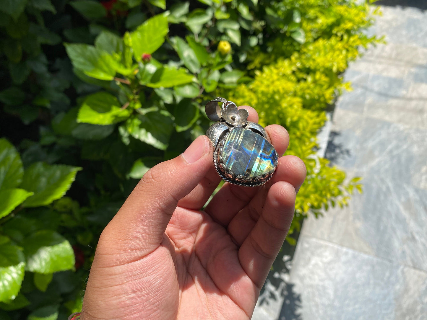 Unisex Floral-Themed Labradorite Pendant, Oval Shaped Pendant, Hammered Tibetan Silver Details, Healing Energy, Daily wear Unique Pendant.