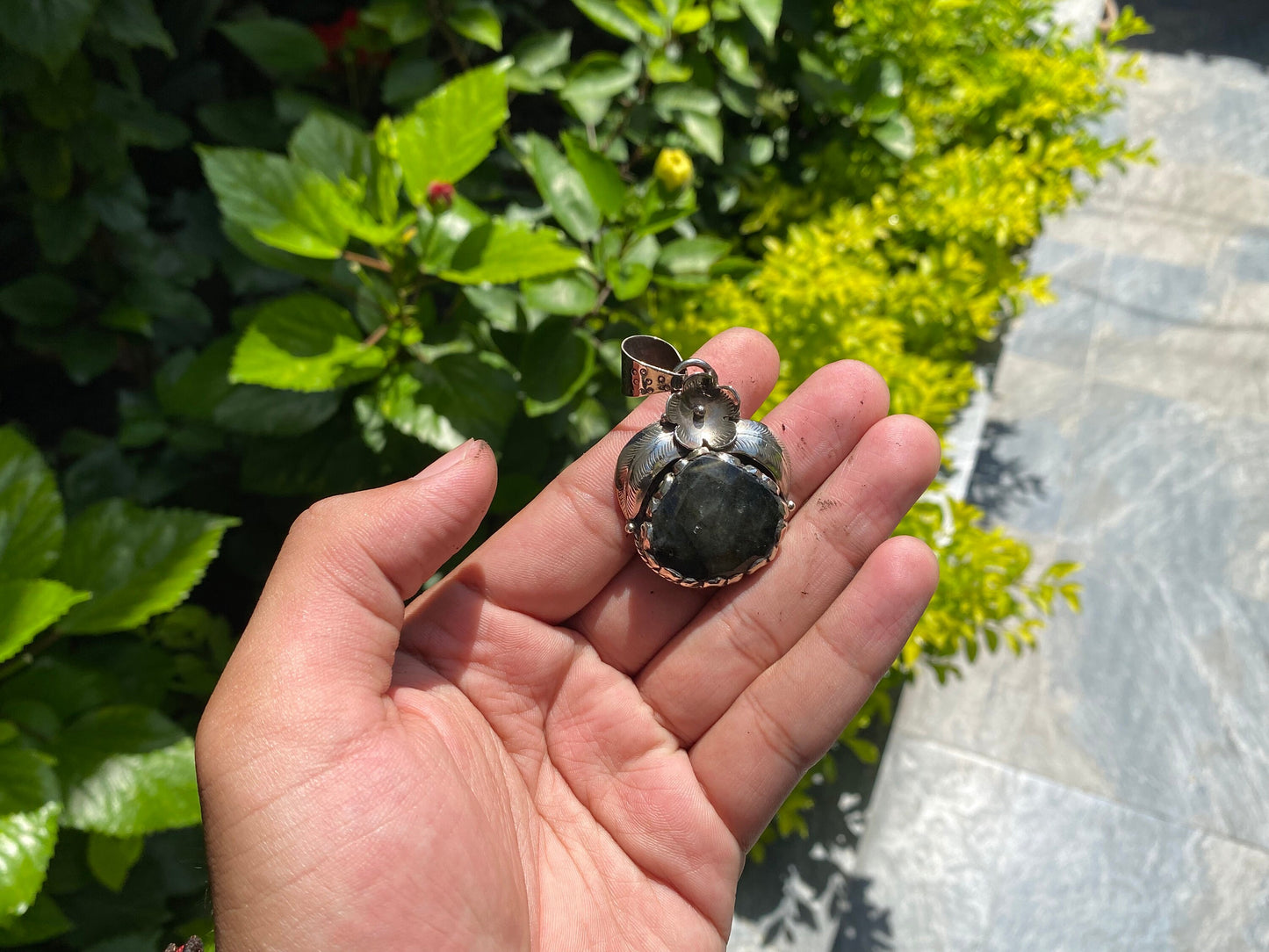 Unisex Floral-Themed Labradorite Pendant, Oval Shaped Pendant, Hammered Tibetan Silver Details, Healing Energy, Daily wear Unique Pendant.