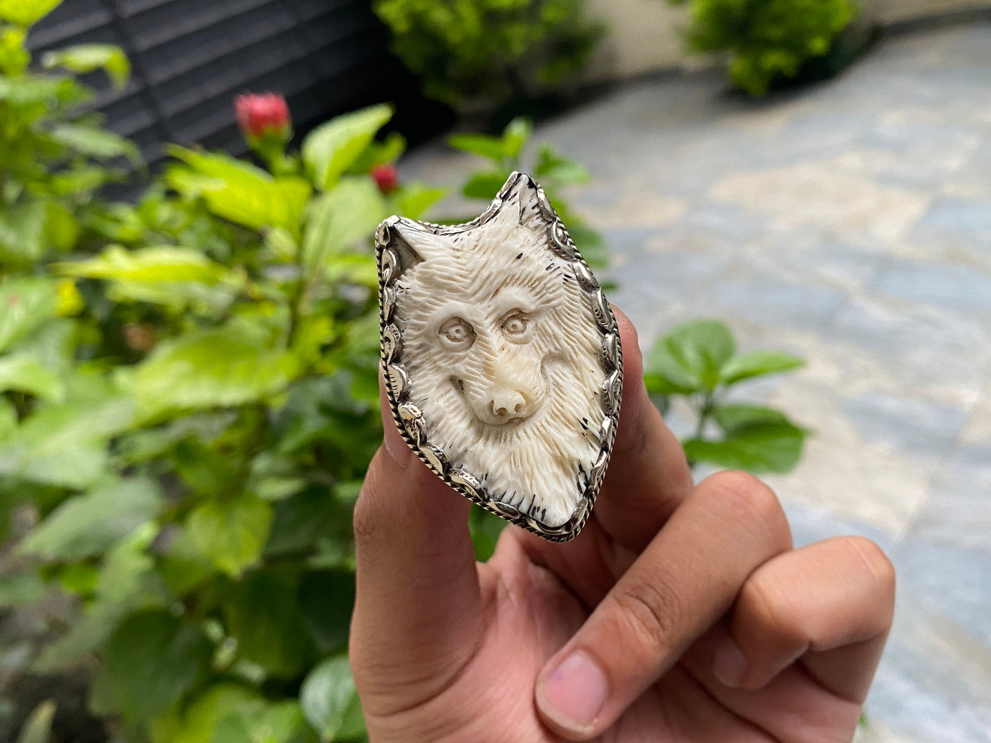 Wolf face carved on water buffalo bone, Aesthetic wolf head Ring, Ring for daily wear, Hammered Ring, Unisex Ring, Wolf serenity