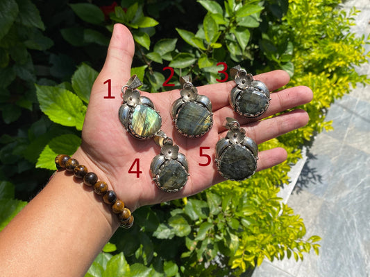 Aesthetic Labradorite Pendant for Fashion Lovers, Spiritual Labradorite Pendant with Tibetan Silver Details, Perfect Gift Idea, Unisex.