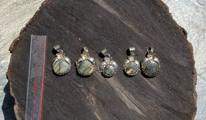 Aesthetic Labradorite Pendant for Fashion Lovers, Spiritual Labradorite Pendant with Tibetan Silver Details, Perfect Gift Idea, Unisex.
