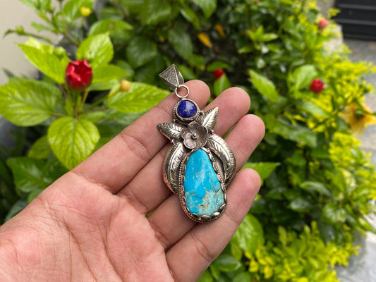 Aesthetic Natural Turquoise Pendant for daily wear, Floral details on Tibetan silver and adornment of Raw Lapis, Unique piece, Boho fashion.
