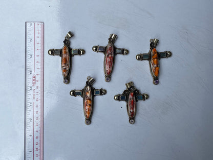 Aesthetic Spiny Orange Oyster Pendant with Natural Gemstones - Durable Daily Wear, Unisex Pendant, Perfect for gift, Hammered Floral Design.