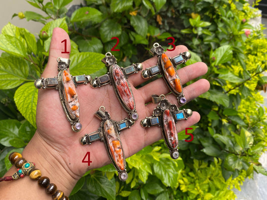 Aesthetic Spiny Orange Oyster Pendant with Natural Gemstones - Durable Daily Wear, Unisex Pendant, Perfect for gift, Hammered Floral Design.