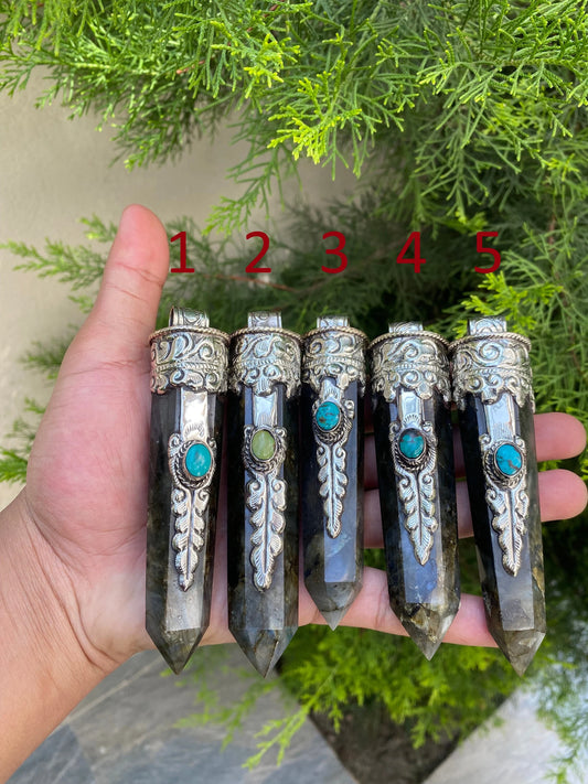 Artisan-Crafted Labradorite Tibetan Silver Pendant, Ethereal Gemstone Charm, Handmade Labradorite Tibetan Silver Necklace.