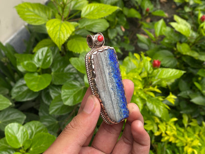 Big Handcrafted Raw Lapis Pendant with Red Coral & Tibetan Silver - Unisex Floral Design, Unique gift ideas, Boho charm, Collectible jewels.