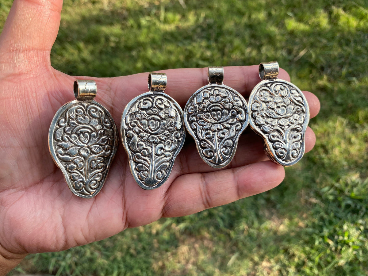 Caved Skull Crystal Pendant, Tibetan Silver, Crystal Pendant, Mystical Jewelry, Spiritual Amulet, Healing Crystal, Gothic, Energy Stone
