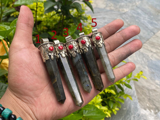 Daily Elegance: Labradorite Pendant with Healing Properties, Pointed Pendant, Big pointed pendant, Antique pendant, Labradorite Pendant