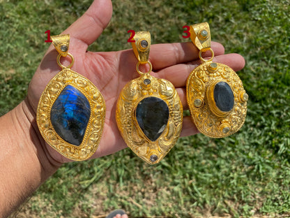 , Gold Overlay Labradorite Pendant, Mystical Charm, Elegant CraftsmanshipNature's Magic Jewelry, Aurora-inspired, Luxurious Design