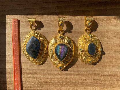 , Gold Overlay Labradorite Pendant, Mystical Charm, Elegant CraftsmanshipNature's Magic Jewelry, Aurora-inspired, Luxurious Design