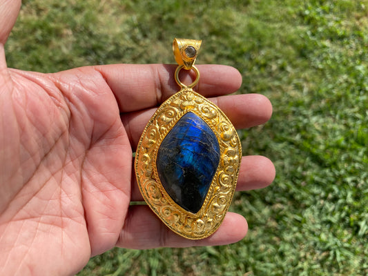 , Gold Overlay Labradorite Pendant, Mystical Charm, Elegant CraftsmanshipNature's Magic Jewelry, Aurora-inspired, Luxurious Design