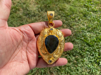 , Gold Overlay Labradorite Pendant, Mystical Charm, Elegant CraftsmanshipNature's Magic Jewelry, Aurora-inspired, Luxurious Design