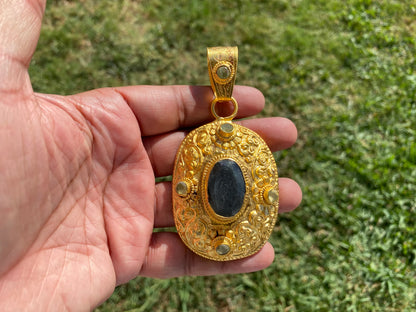 , Gold Overlay Labradorite Pendant, Mystical Charm, Elegant CraftsmanshipNature's Magic Jewelry, Aurora-inspired, Luxurious Design