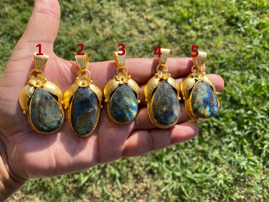 Gold Overlay Labradorite Pendant, Mystical Charm, Elegant Craftsmanship, Nature's Magic Jewelry, Aurora-inspired, Luxurious Design