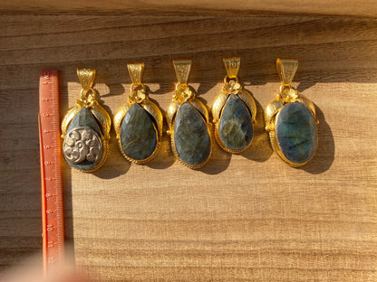 Gold Overlay Labradorite Pendant, Mystical Charm, Elegant Craftsmanship, Nature's Magic Jewelry, Aurora-inspired, Luxurious Design