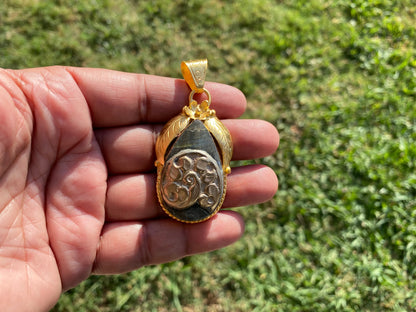 Gold Overlay Labradorite Pendant, Mystical Charm, Elegant Craftsmanship, Nature's Magic Jewelry, Aurora-inspired, Luxurious Design