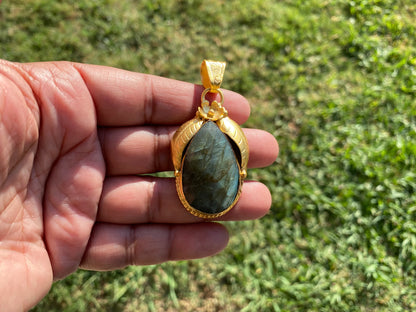 Gold Overlay Labradorite Pendant, Mystical Charm, Elegant Craftsmanship, Nature's Magic Jewelry, Aurora-inspired, Luxurious Design