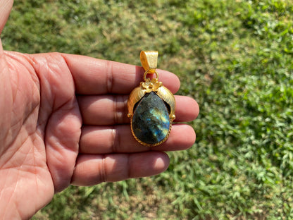 Gold Overlay Labradorite Pendant, Mystical Charm, Elegant Craftsmanship, Nature's Magic Jewelry, Aurora-inspired, Luxurious Design