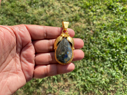 Gold Overlay Labradorite Pendant, Mystical Charm, Elegant Craftsmanship, Nature's Magic Jewelry, Aurora-inspired, Luxurious Design