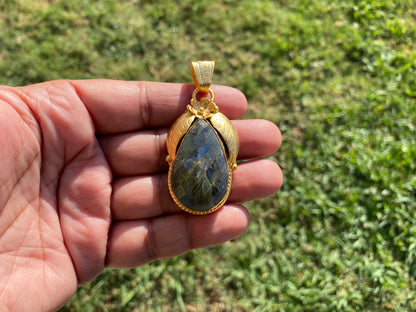 Gold Overlay Labradorite Pendant, Mystical Charm, Elegant Craftsmanship, Nature's Magic Jewelry, Aurora-inspired, Luxurious Design