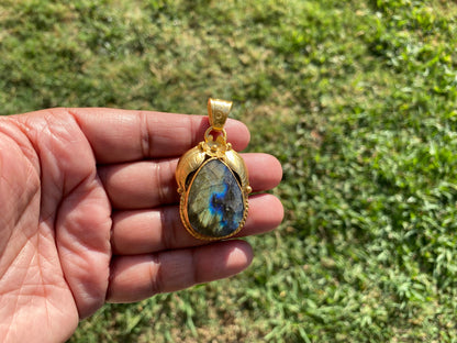 Gold Overlay Labradorite Pendant, Mystical Charm, Elegant Craftsmanship, Nature's Magic Jewelry, Aurora-inspired, Luxurious Design