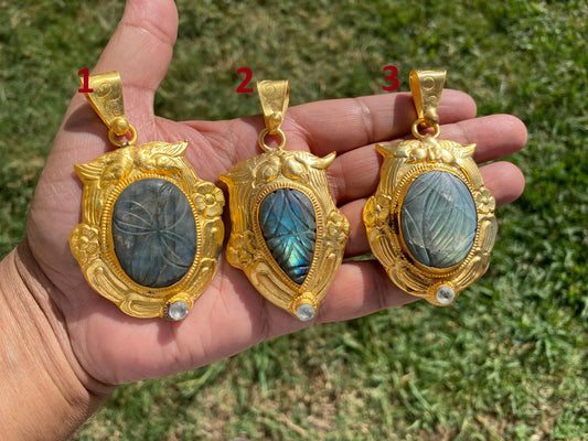 Gold Overlay Labradorite Pendant, Mystical Charm, Elegant Craftsmanship, Nature's Magic Jewelry, Aurora-inspired, Luxurious Design